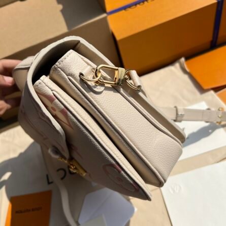 The Lv Pochette Metis handbag is a distillation of the classic collegiate bag configuration. - 图片 4