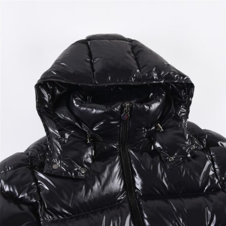 ๐ด๐๐๐๐๐๐ Maya An exemplar of the classic, this men's and women's model is made of nylon with signature chevron quilting and is a great example of Moncler style. - ๅพ็ 2