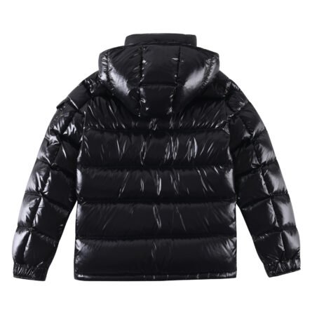 ๐ด๐๐๐๐๐๐ Maya An exemplar of the classic, this men's and women's model is made of nylon with signature chevron quilting and is a great example of Moncler style. - ๅพ็ 3