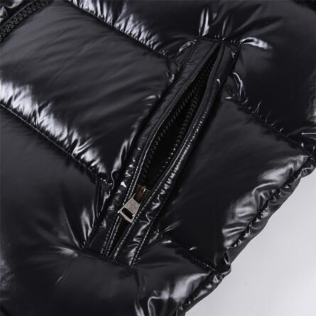๐ด๐๐๐๐๐๐ Maya An exemplar of the classic, this men's and women's model is made of nylon with signature chevron quilting and is a great example of Moncler style. - ๅพ็ 5