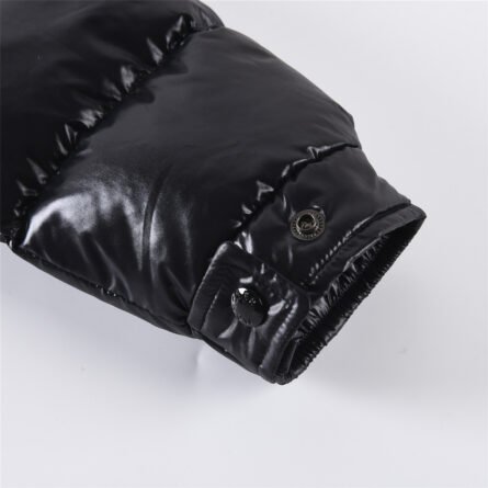 ๐ด๐๐๐๐๐๐ Maya An exemplar of the classic, this men's and women's model is made of nylon with signature chevron quilting and is a great example of Moncler style. - ๅพ็ 6