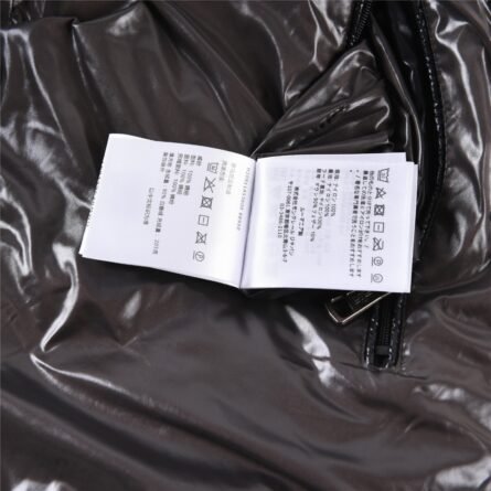 ๐ด๐๐๐๐๐๐ Maya An exemplar of the classic, this men's and women's model is made of nylon with signature chevron quilting and is a great example of Moncler style. - ๅพ็ 10