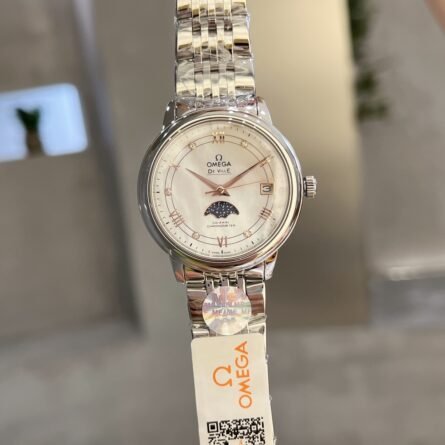 The Omega Butterfly Star Moonphase is housed in a 33mm diameter stainless steel case. - 图片 2