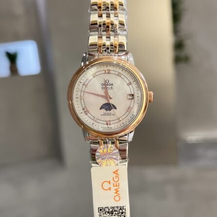 The Omega Butterfly Star Moonphase is housed in a 33mm diameter stainless steel case. - 图片 3