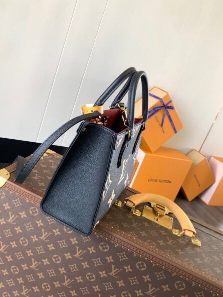 The OnTheGo Tote is printed and embossed with the Monogram pattern on supple grained cowhide leather. - 图片 2