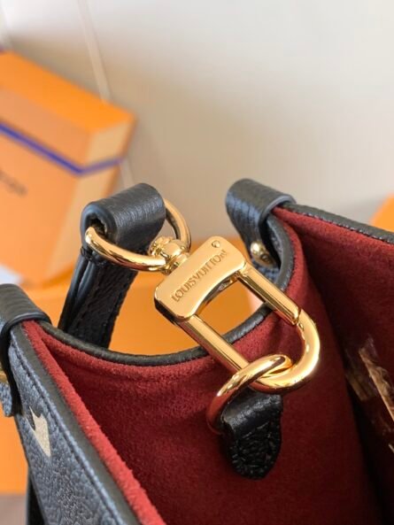 The OnTheGo Tote is printed and embossed with the Monogram pattern on supple grained cowhide leather. - 图片 5