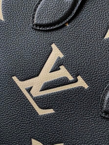 The OnTheGo Tote is printed and embossed with the Monogram pattern on supple grained cowhide leather. - 图片 6