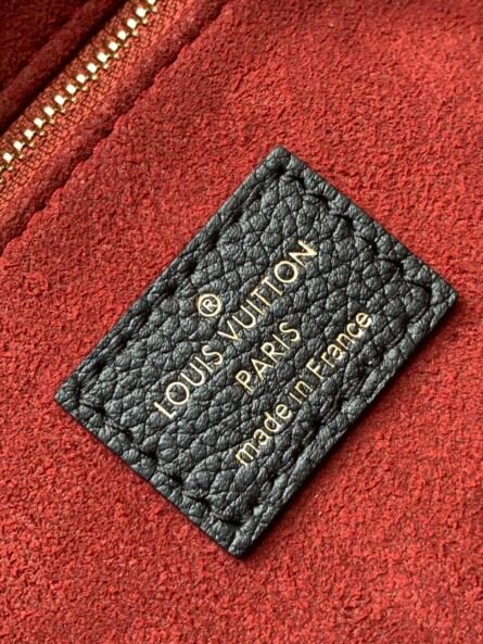 The OnTheGo Tote is printed and embossed with the Monogram pattern on supple grained cowhide leather. - 图片 8