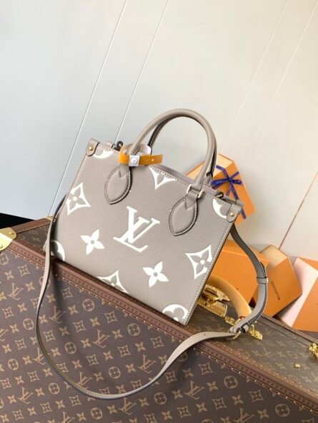 The OnTheGo Tote is printed and embossed with the Monogram pattern on supple grained cowhide leather. - 图片 9