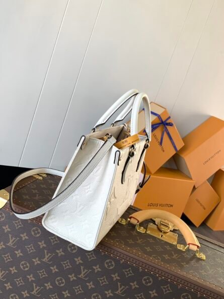 The OnTheGo Tote is printed and embossed with the - 图片 2