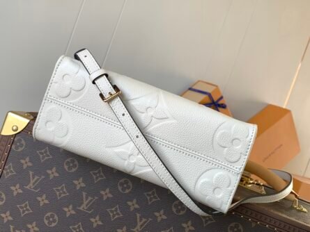 The OnTheGo Tote is printed and embossed with the - 图片 3