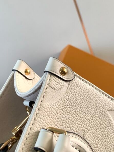 The OnTheGo Tote is printed and embossed with the - 图片 5