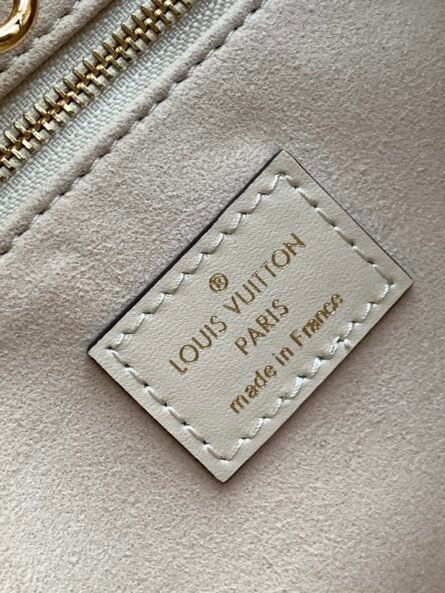 The OnTheGo Tote is printed and embossed with the - 图片 7