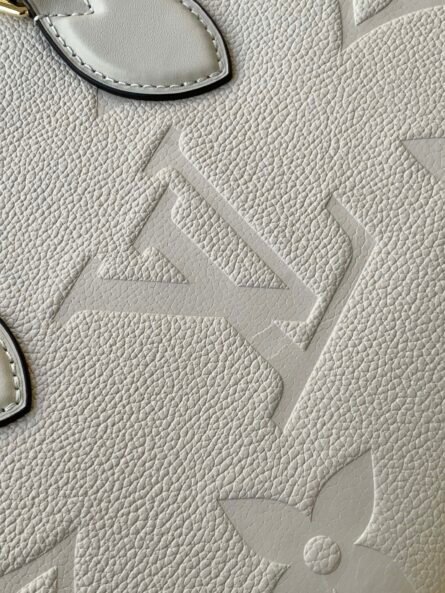 The OnTheGo Tote is printed and embossed with the - 图片 8