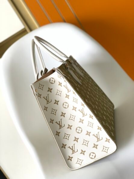The OnTheGo bag is made from Monogram Empreinte cowhide. - 图片 2