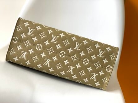 The OnTheGo bag is made from Monogram Empreinte cowhide. - 图片 5