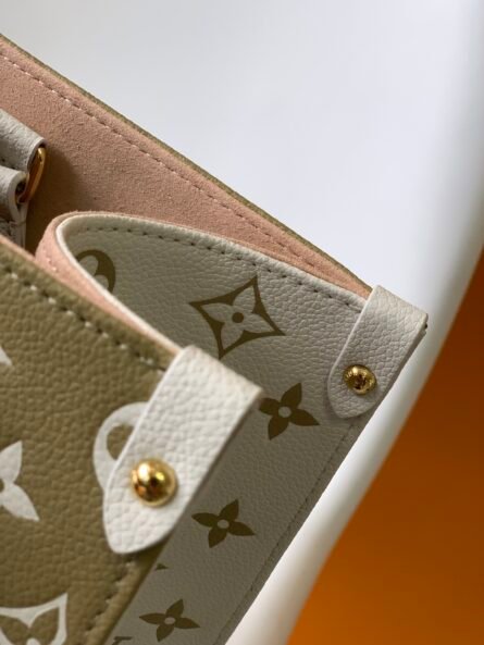 The OnTheGo bag is made from Monogram Empreinte cowhide. - 图片 6