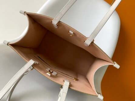 The OnTheGo bag is made from Monogram Empreinte cowhide. - 图片 7