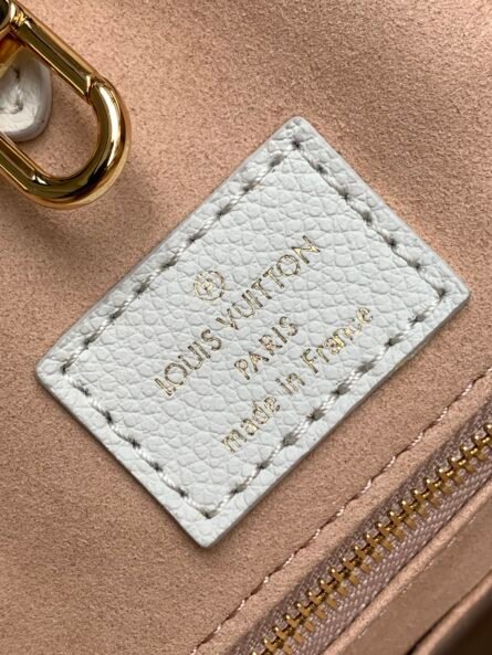 The OnTheGo bag is made from Monogram Empreinte cowhide. - 图片 8