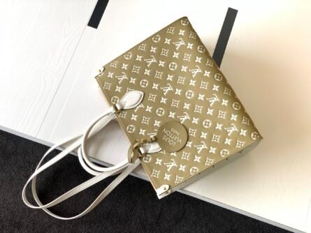 The OnTheGo bag is made from Monogram Empreinte cowhide. - 图片 9