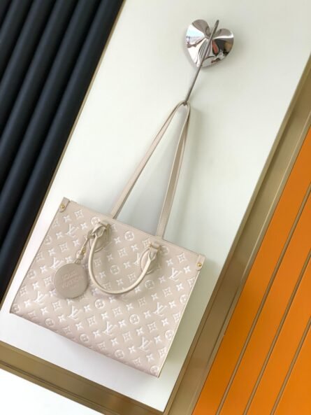 The OnTheGo bag is made from Monogram Empreinte cowhide. - 图片 10