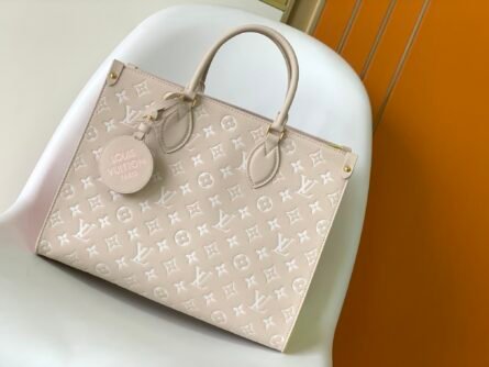 The OnTheGo bag is made from Monogram Empreinte cowhide. - 图片 11